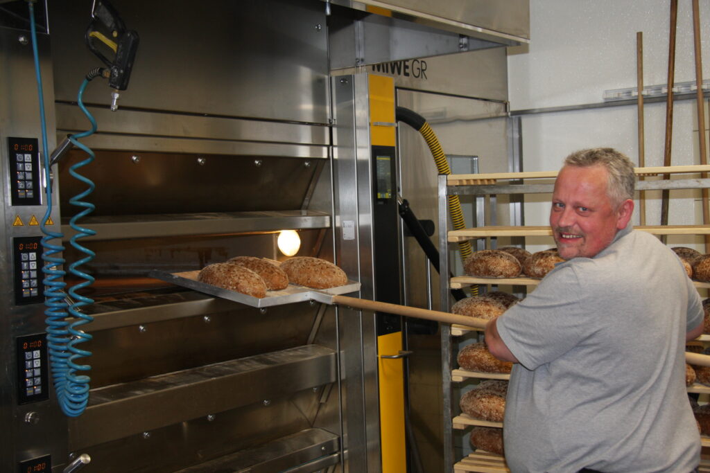 Bäckermeister Ulrich Brand mit seinem neuen Etagenbackofen.